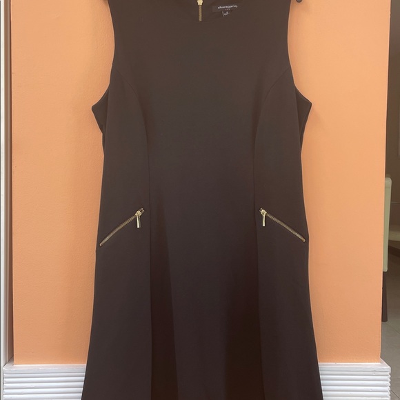 Flattering sleeveless dress, long back zipper. Knee length.Thick Jersey material - Picture 2 of 3